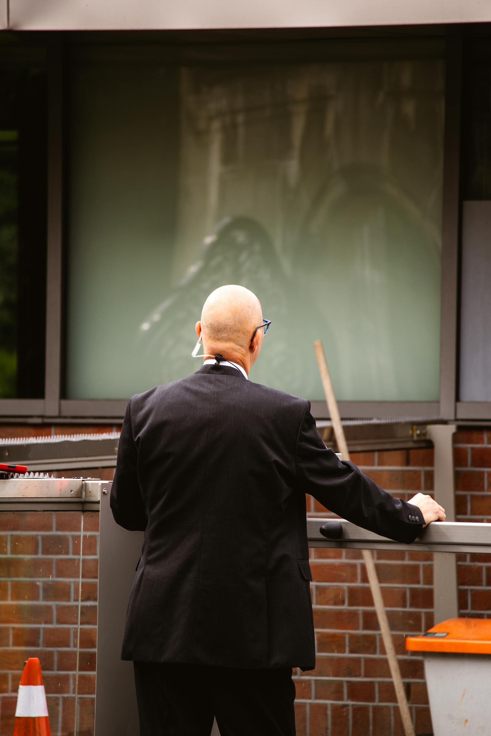 Professional security guard representing Diamant physical security services
